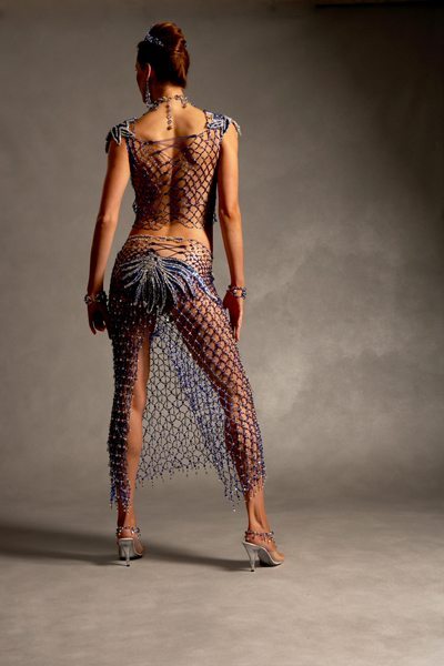 Девушка в прозрачном платье из биссера на голое тело
