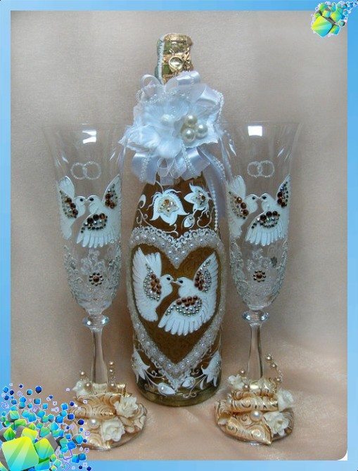 Свадебные бокалы и бутылка украшенные бисером
