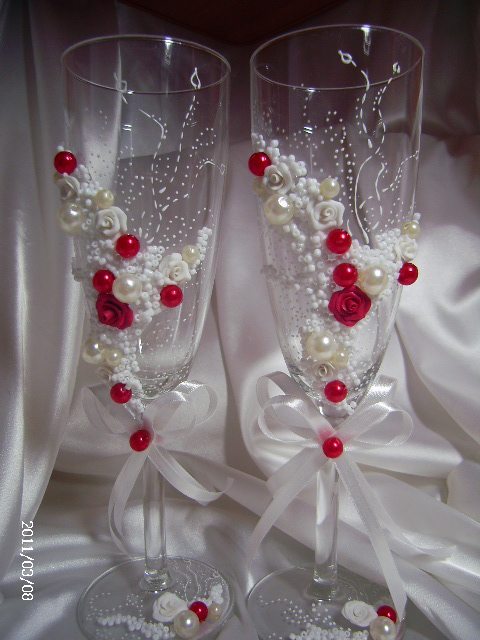 Свадебные бокалы украшенные бисером и бусинами