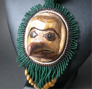 деревянная маска с бисером