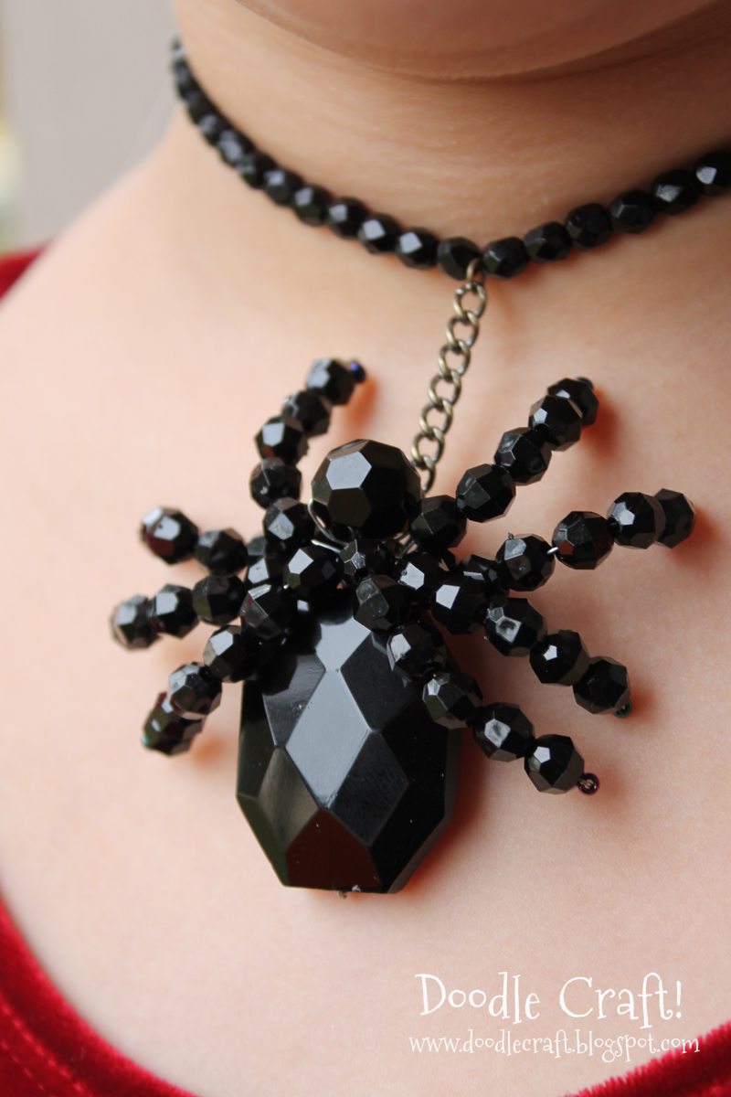 Ожерелье из бусин с пауком