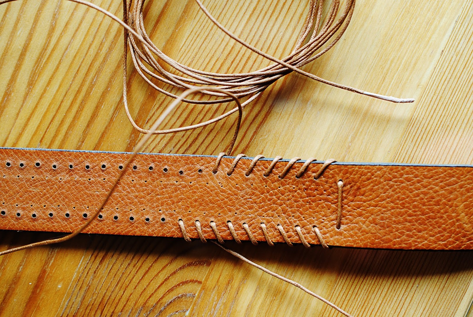 Вышивка пояса бисером-закрепите кожаный шнур