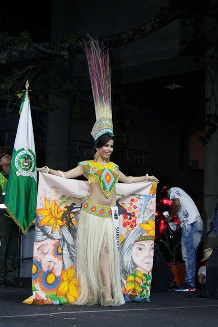 Дефиле в костюмах с бисерной вышивкой на конкурсе красоты
