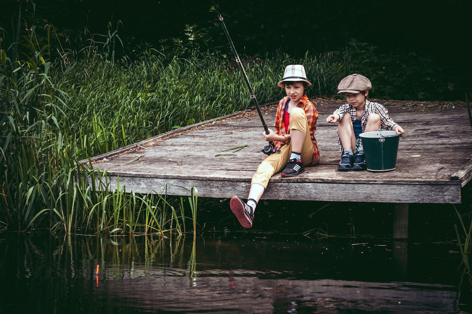 Мальчики ловят девочек. Рыбалка фото. Мальчик Рыбак. Мальчишки на рыбалке. Мальчик рыбачит.